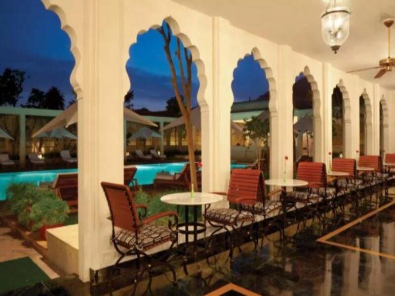 Trident Jaipur Hotell Eksteriør bilde The pool at the Taj Bengal