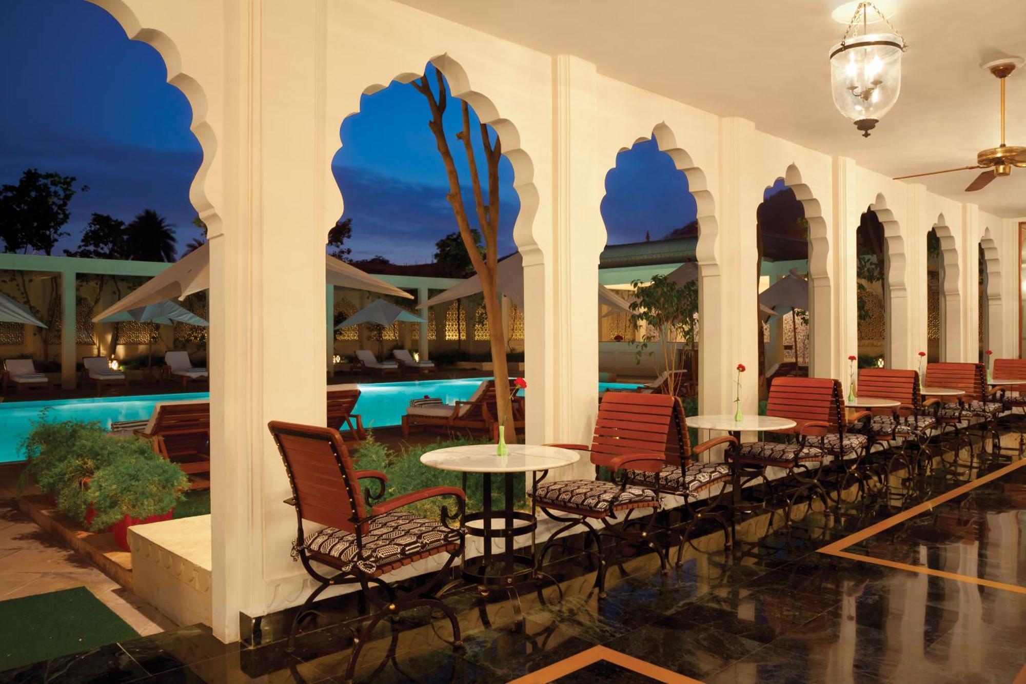 Trident Jaipur Hotell Eksteriør bilde The pool at the Taj Bengal