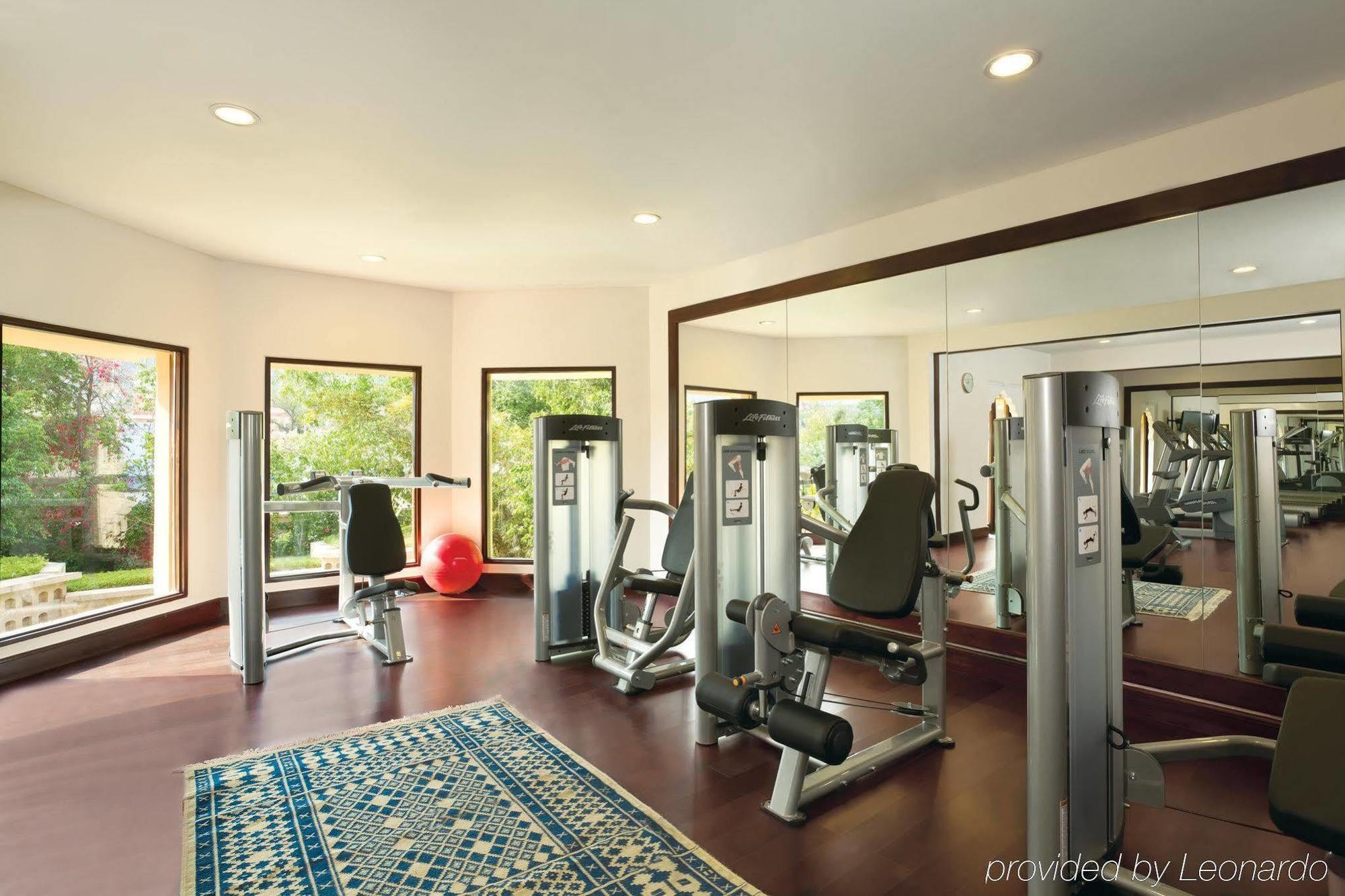 Trident Jaipur Hotell Fasiliteter bilde The gym at the Taj Bengal